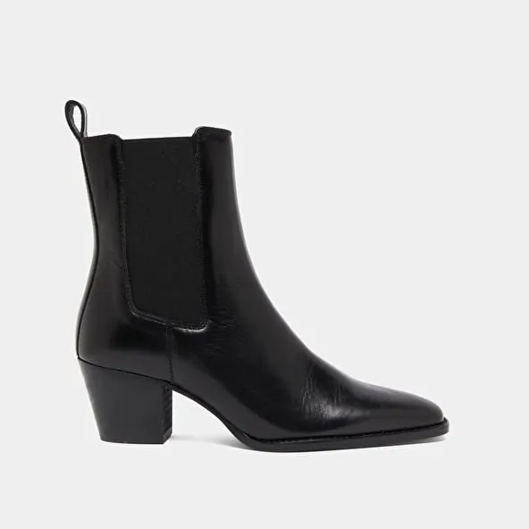 Ankle boots with beveled heels and pointed toes in black leather