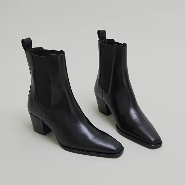 Ankle boots with beveled heels and pointed toes in black leather