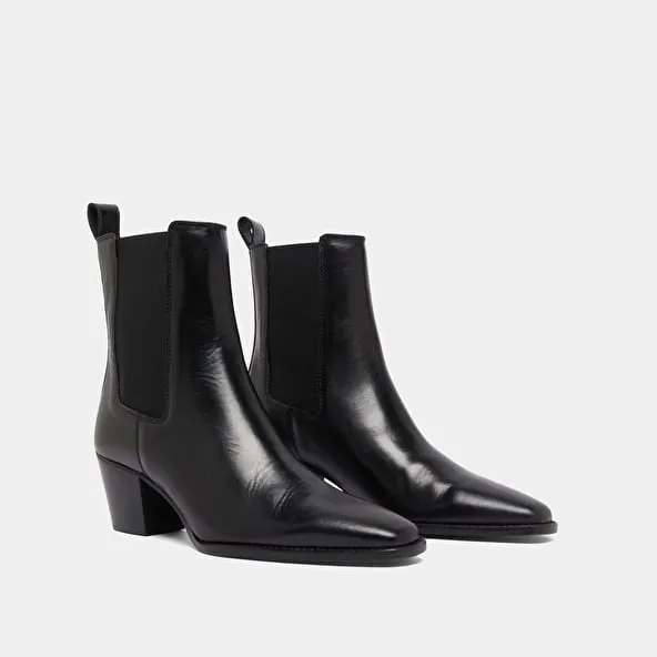 Ankle boots with beveled heels and pointed toes in black leather