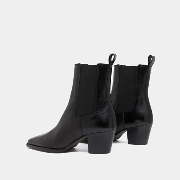 Ankle boots with beveled heels and pointed toes in black leather