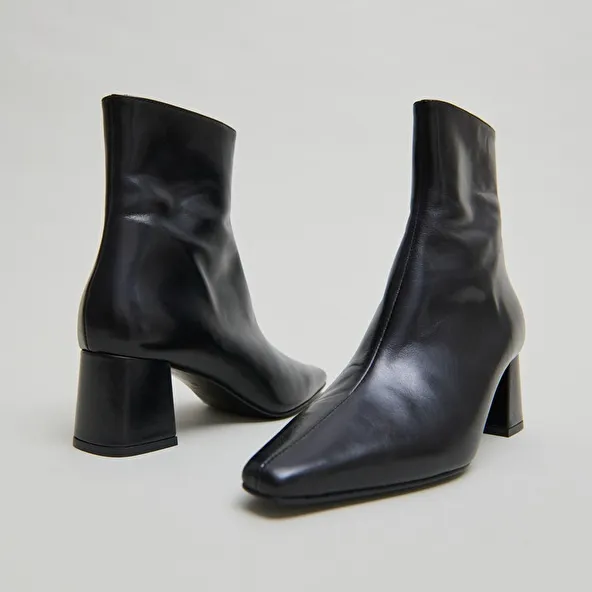 Ankle boots with wide heels in black leather