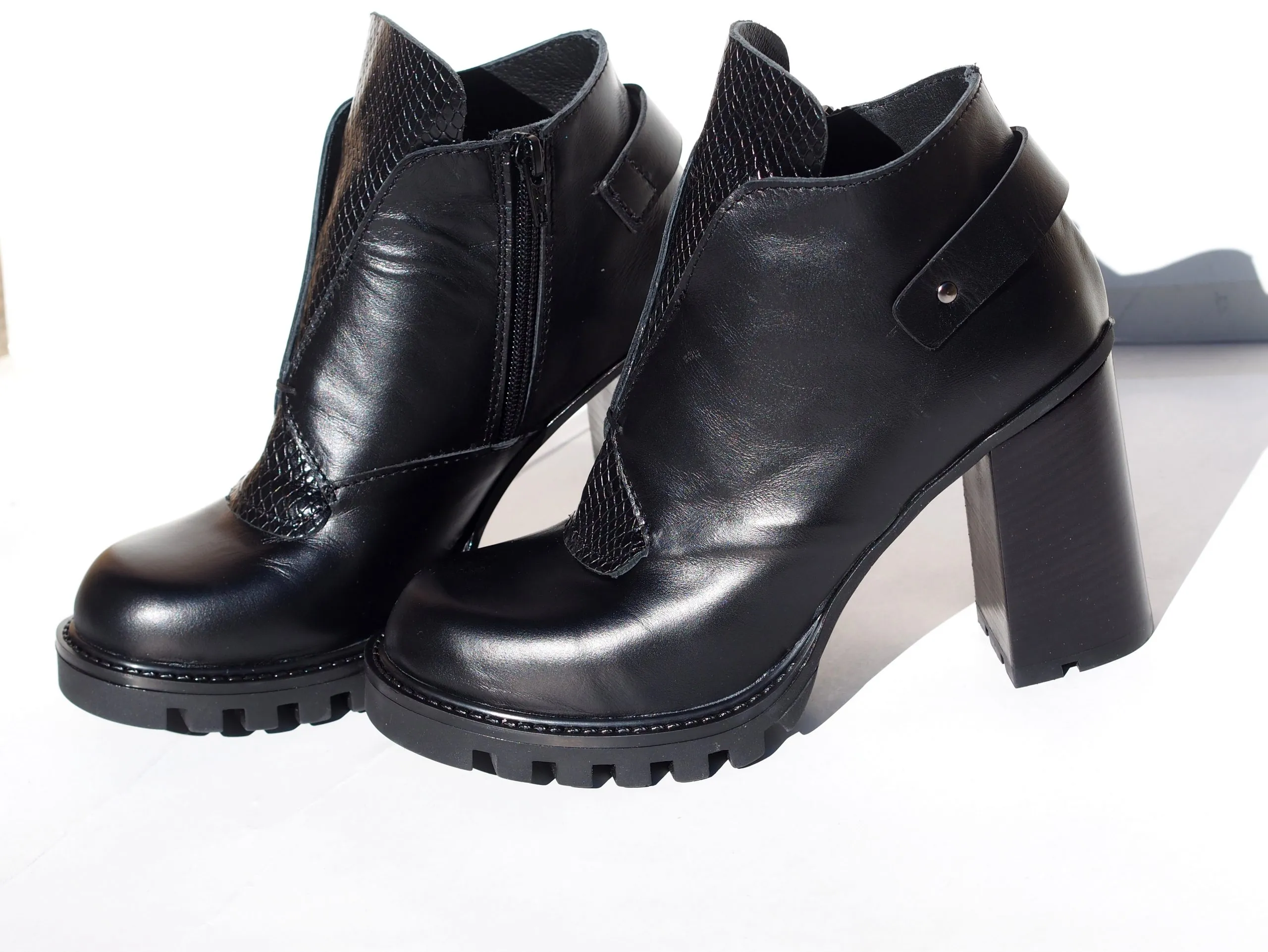 Women genuine leather boots/black genuine leather boots/extravagant leather boots